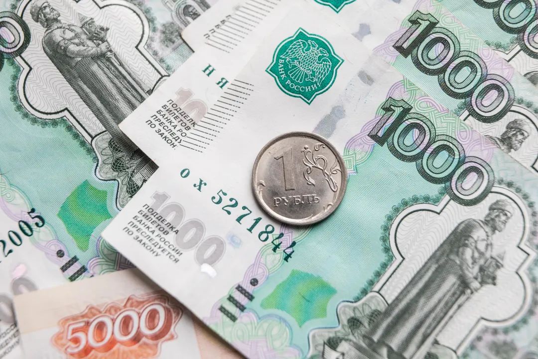 在俄罗斯首都莫斯科拍摄的卢布纸币和硬币。白雪骐摄（新华社）